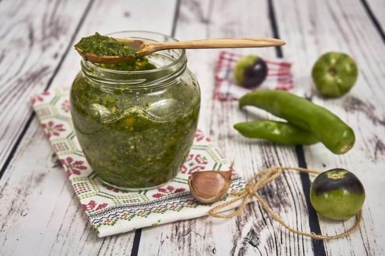 Соус из зеленых помидоров, острого перца и чеснока без варки