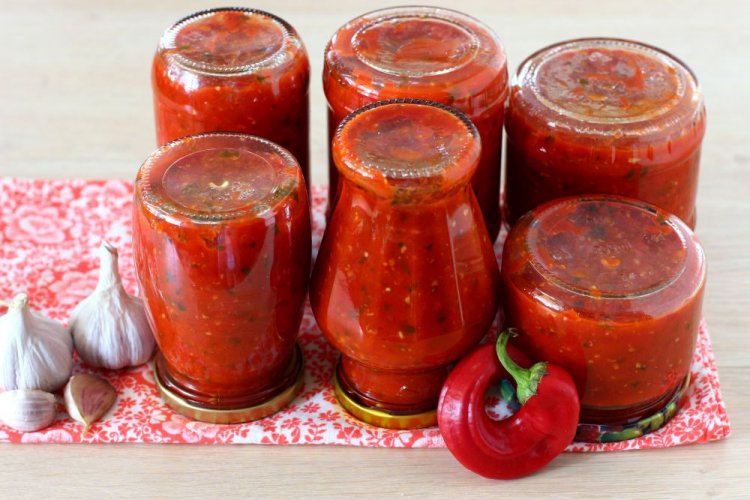 Соус из помидоров с острым перцем, чесноком и зеленью