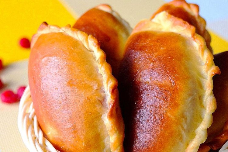 Пирожки с малиной на дрожжевом тесте