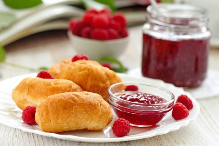 Жареные творожные пирожки с малиной