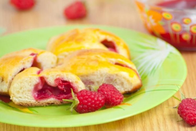 Пирожки с малиной на молоке