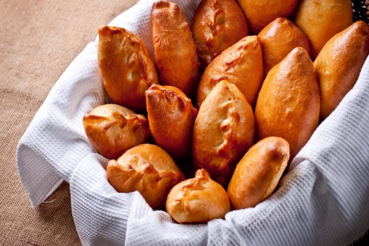 Пирожки с малиной на сметане