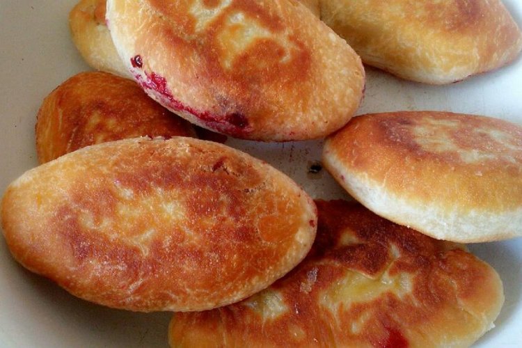 Жареные пирожки с малиной на дрожжевом тесте