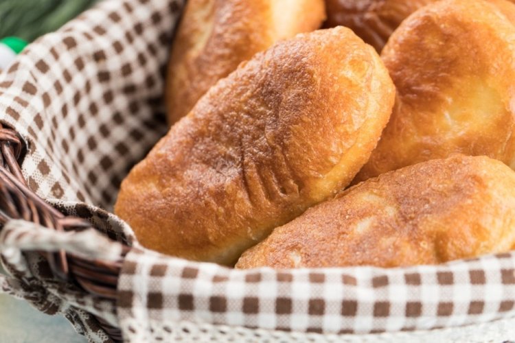 Жареные пирожки с малиной на скорую руку