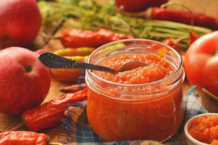 Острая аджика с яблоками на зиму