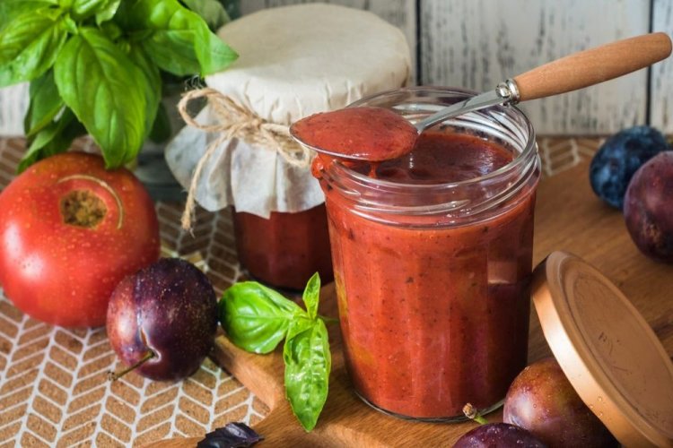 Кетчуп из слив, помидоров и базилика