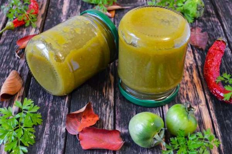 Острый кетчуп из зеленых помидоров с яблоками и перцем чили