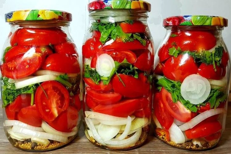 Помидоры половинками с луком и зеленью слоями