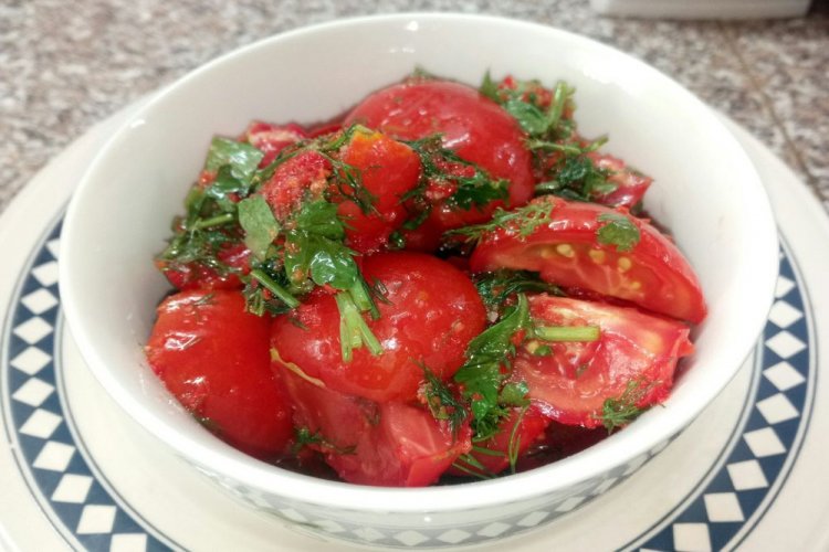 Помидоры дольками с зеленью на зиму