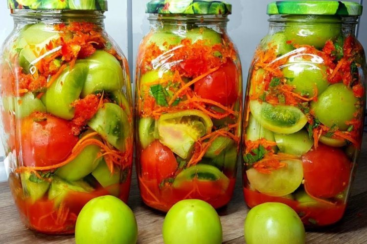 Помидоры дольками с морковью в томатной заливке