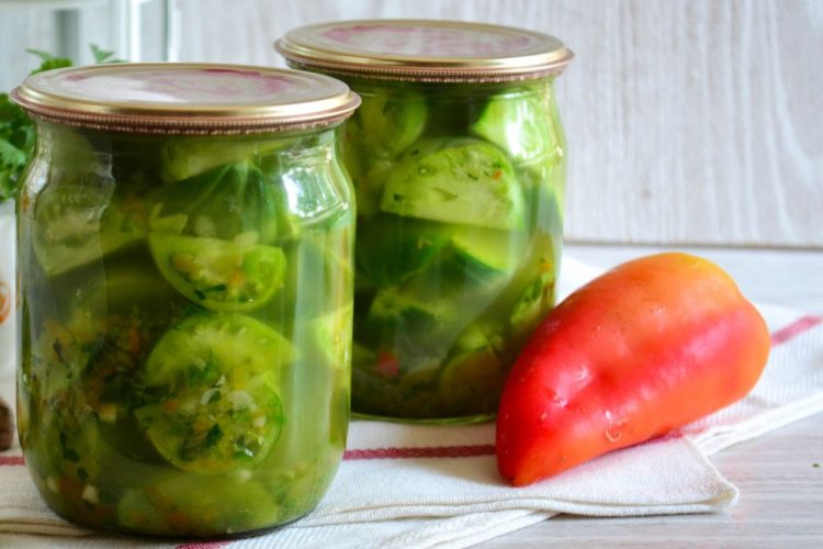 Зеленые помидоры дольками с острым перцем и горчицей