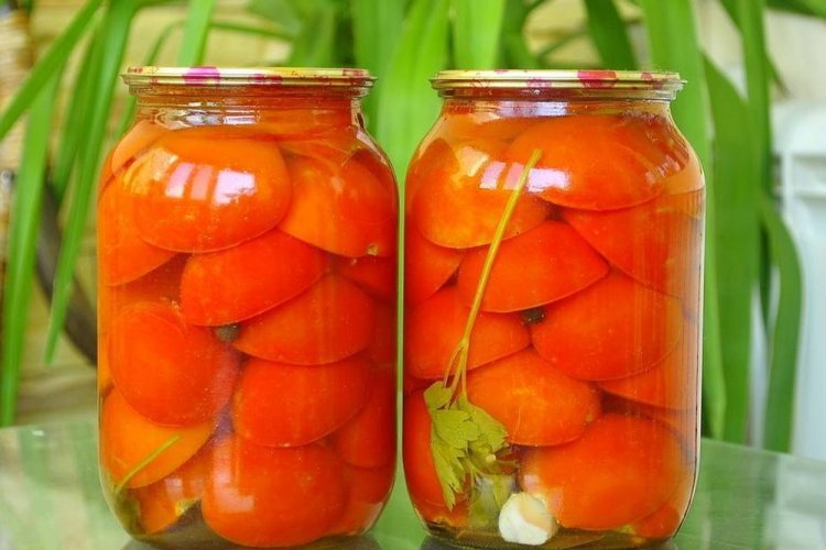 Помидоры дольками с петрушкой и чесноком на зиму