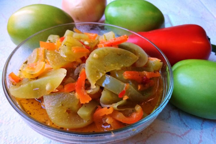 Зеленые помидоры дольками с морковью, сладким перцем и луком
