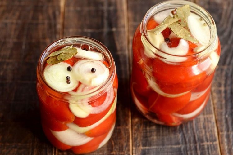 Помидоры дольками с луком и лимонным соком на зиму