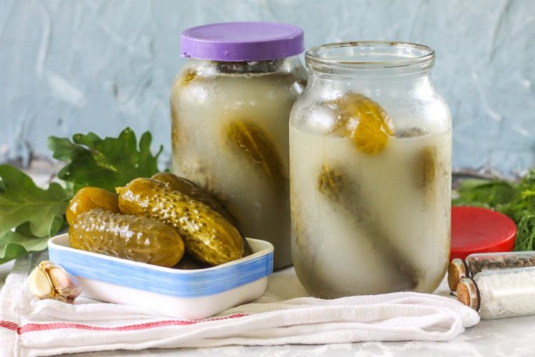 Огурцы с дубовыми листьями и чесноком на зиму