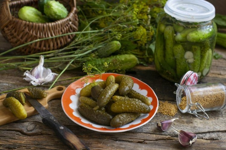 Пикантные огурцы с горчицей, чесноком и лимонным соком