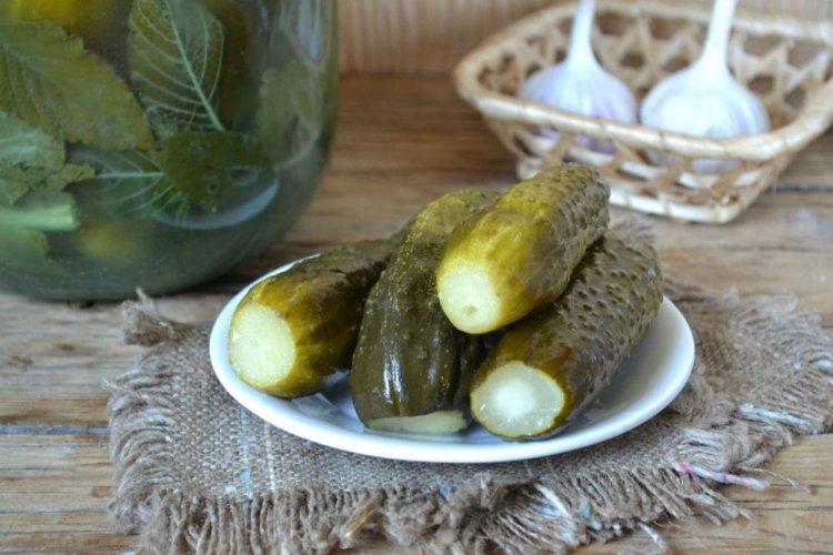 Огурцы с лимонной кислотой и зеленью холодным способом