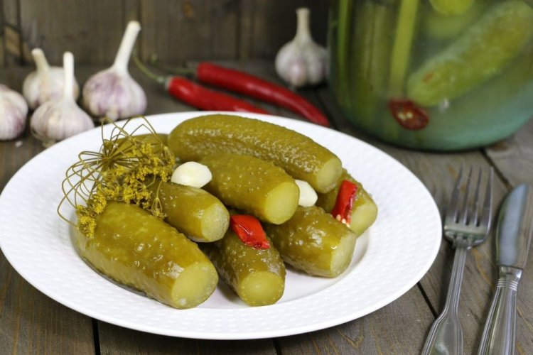 Пикантные огурцы с острым перцем холодным способом