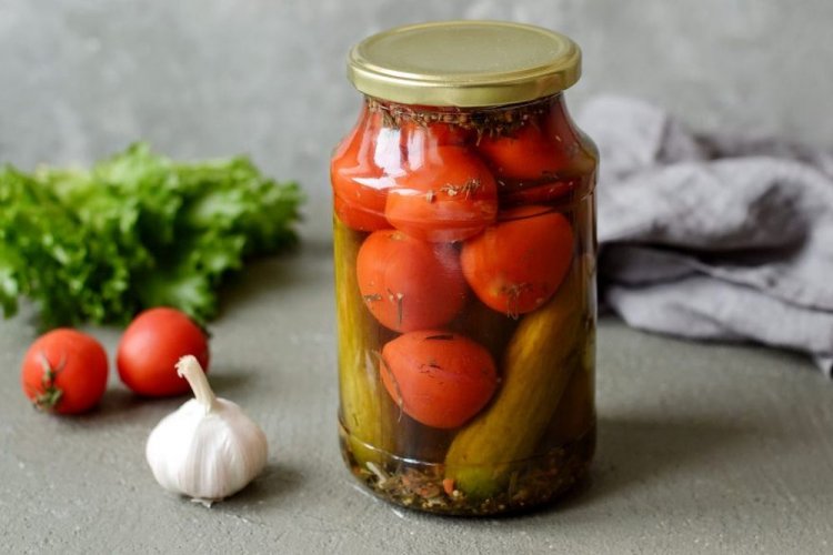 Помидоры с огурцами и уксусом на зиму