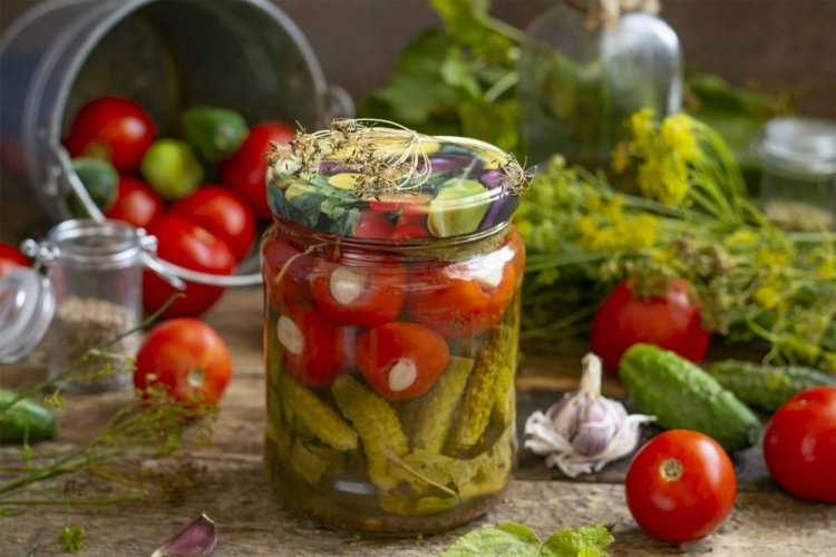 Огурцы с помидорами, фаршированными чесноком