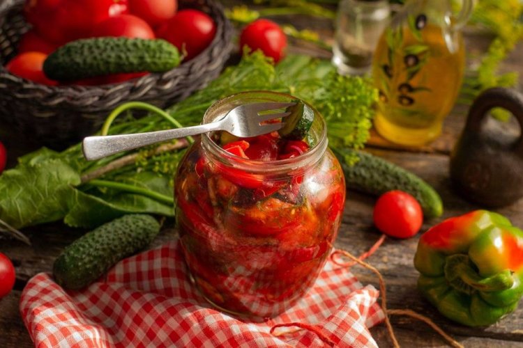 Салат из помидоров, огурцов и болгарского перца на зиму