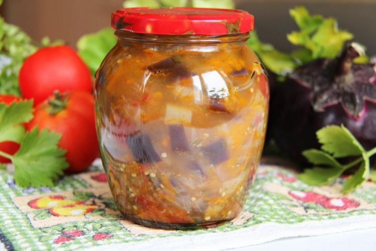 Соте из баклажанов с грибами, помидорами и луком