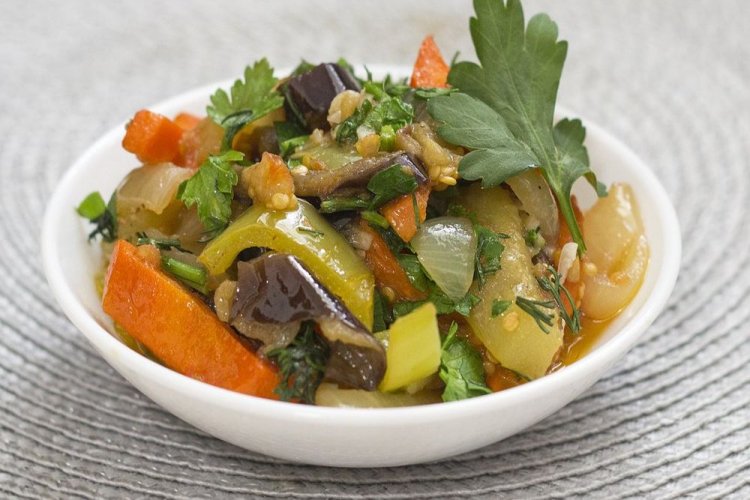 Соте из баклажанов, тыквы, сладкого перца с орехами и чесноком