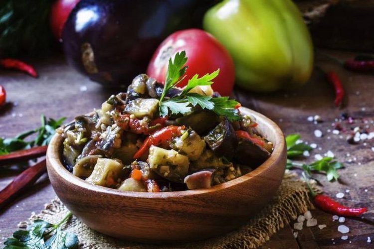 Острое соте из баклажанов, болгарского и жгучего перца