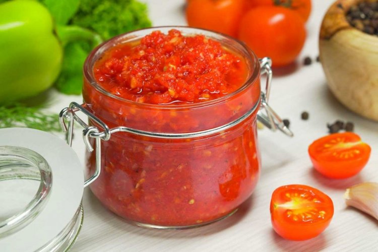 Аджика из помидоров и чеснока