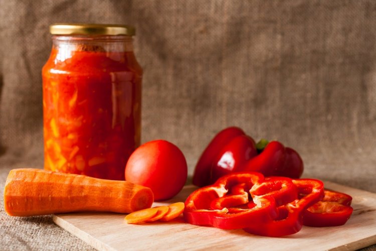 Закуска из помидоров с морковью и перцем