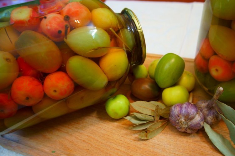 Маринованные помидоры с ранетками