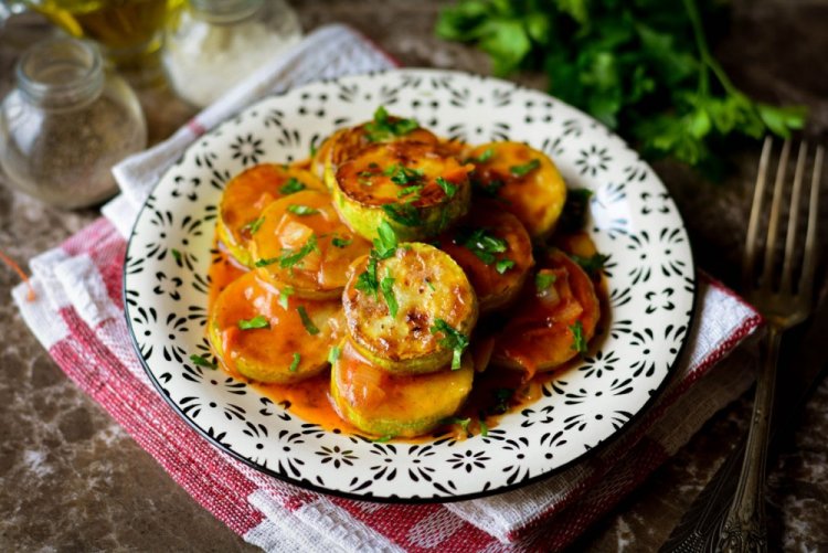 Жареные кабачки в томатном соусе на зиму