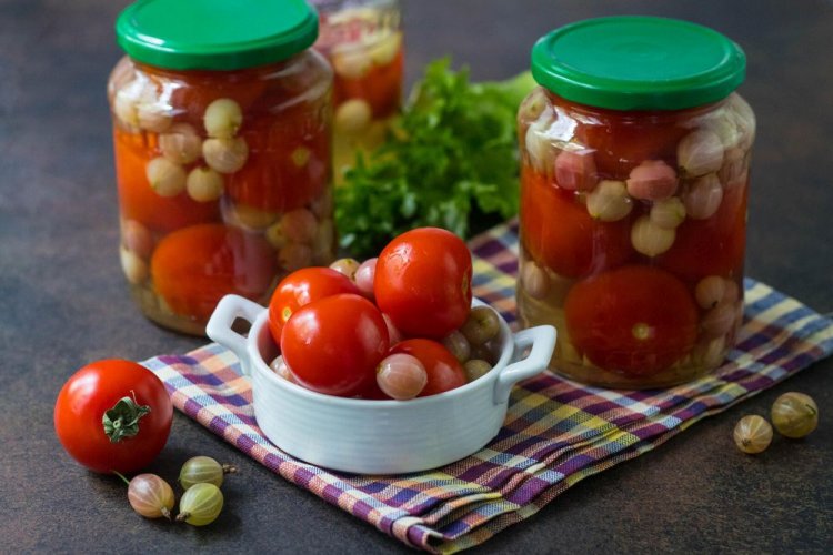 Помидоры «Пальчики оближешь» с крыжовником на зиму