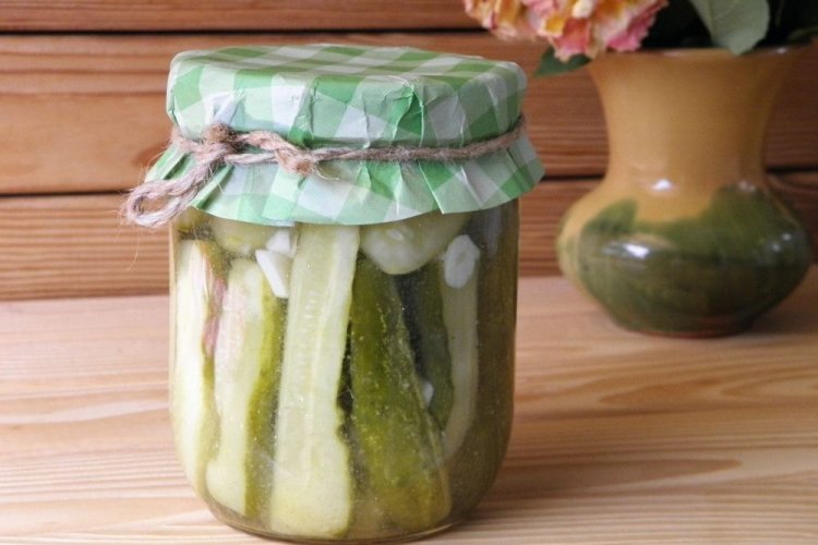 Огурцы дольками с чесноком, горчицей и соком лимона