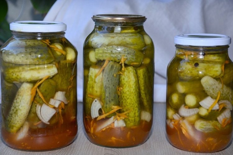 Огурцы «Пальчики оближешь» с морковью, луком и томатной заливкой