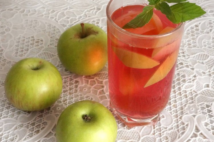 Компот из базилика с яблоками