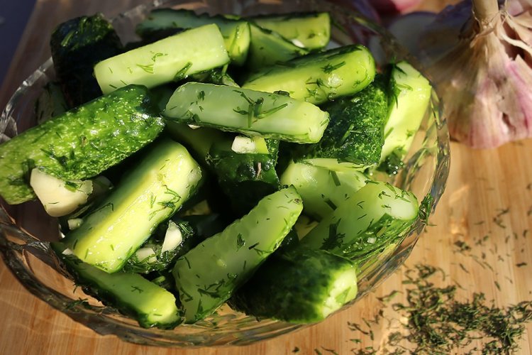 Огурцы дольками с зеленью на зиму