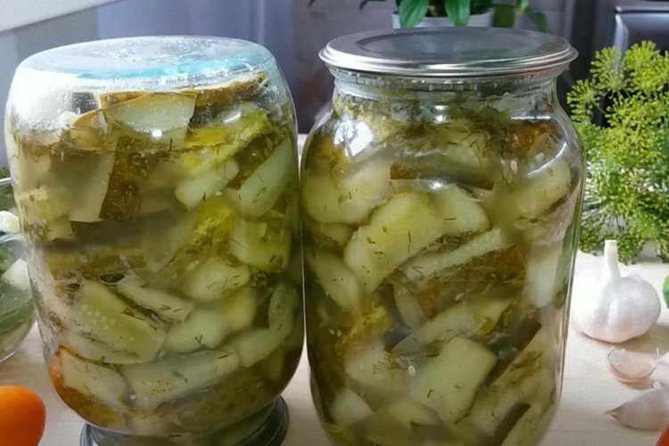 Огурцы дольками с луком