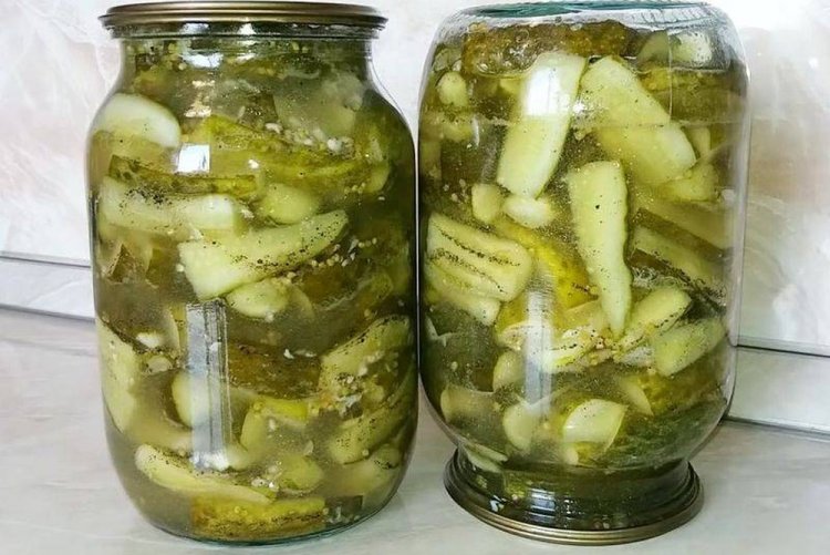 Огурцы дольками с чесноком