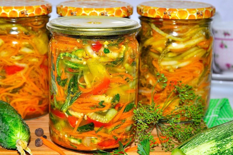 Огурцы дольками с овощами и лимонной кислотой