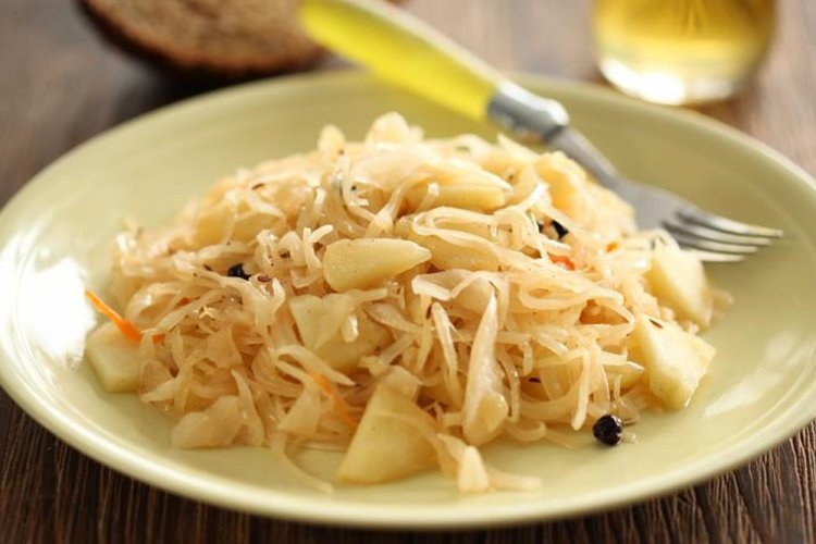 Маринованная капуста с яблоками на зиму