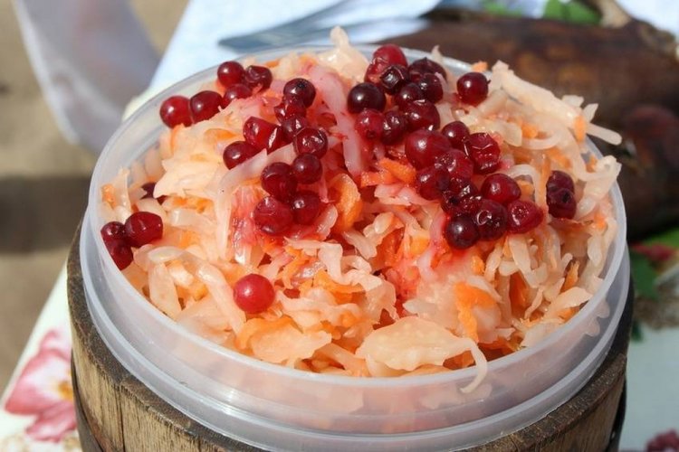 Маринованная капуста с клюквой на зиму