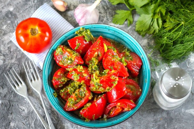 Помидоры по-корейски с чесноком и зеленью