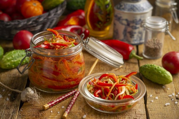 Корейский салат из помидоров, болгарского перца, моркови и лука