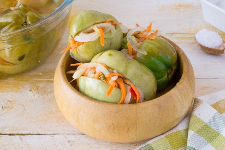 Зеленые помидоры по-корейски, фаршированные морковью и луком