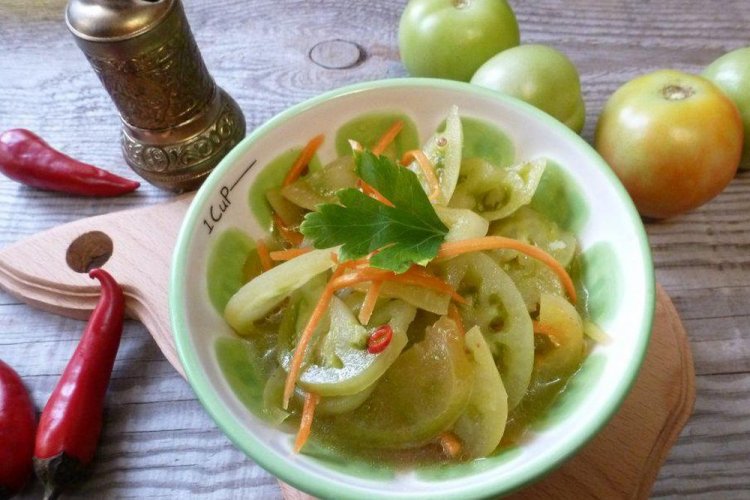 Зеленые помидоры по-корейски с морковью, имбирем и перцем чили