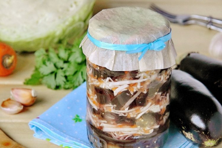Баклажаны по-грузински с капустой, острым перцем и морковью