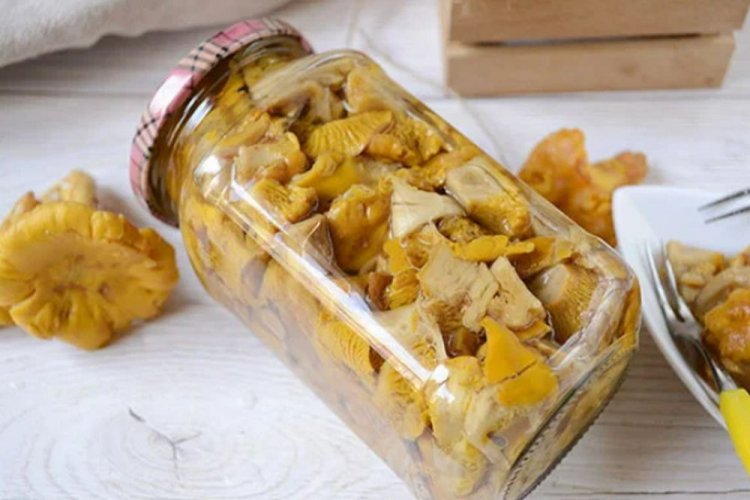 Острые лисички, маринованные с имбирем и корицей