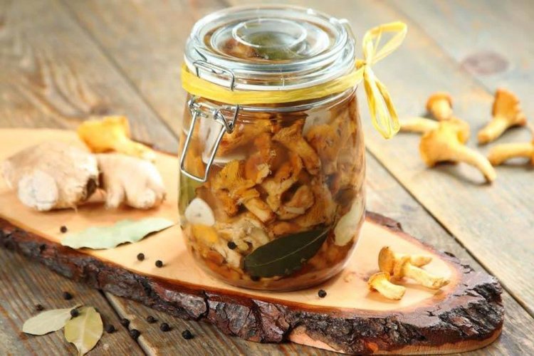 Маринованные лисички с имбирем и чесноком