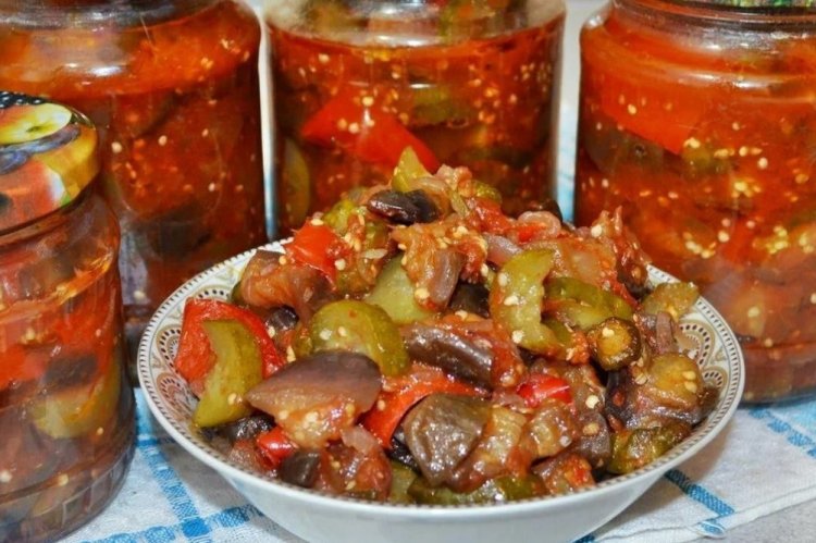Салат из кабачков и баклажанов с огурцами на зиму